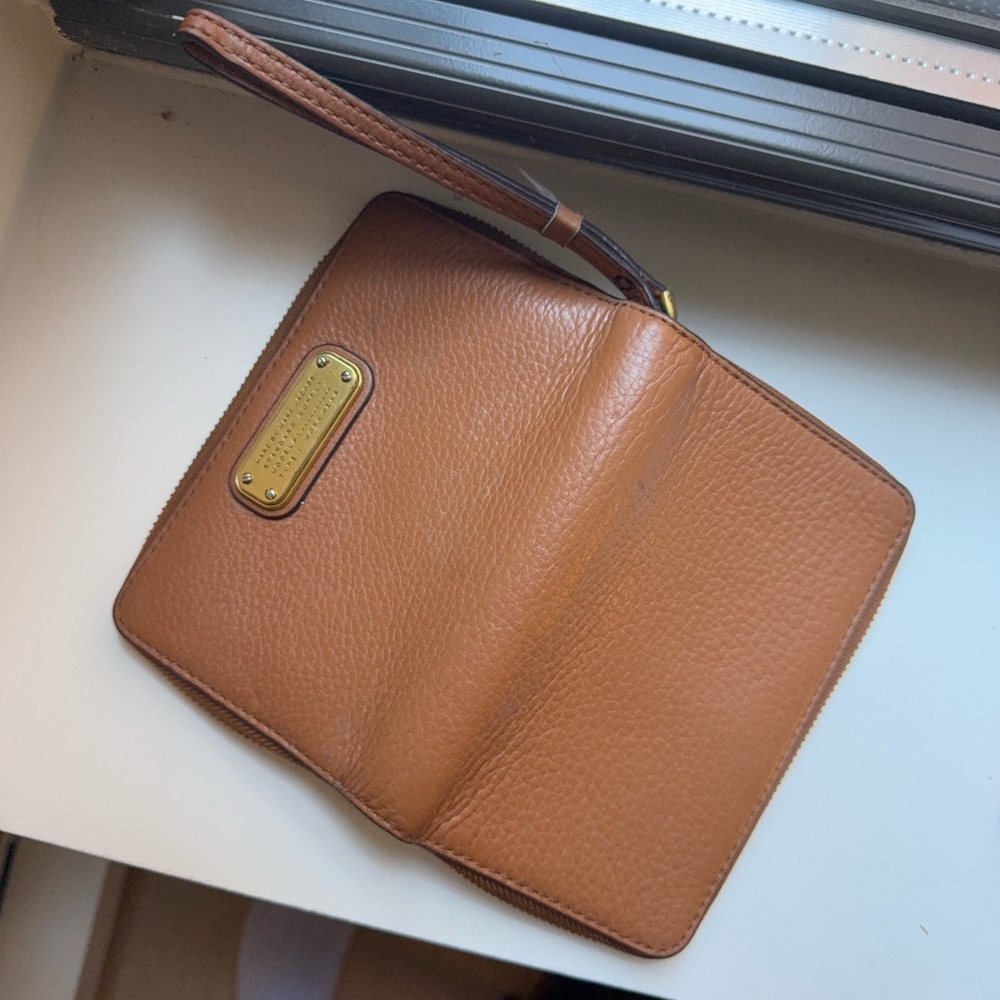 Marc by Marc Jacobs Tan Pebbled Leather Zip Card Wallet with Gold Plaque - Picture 3 of 3